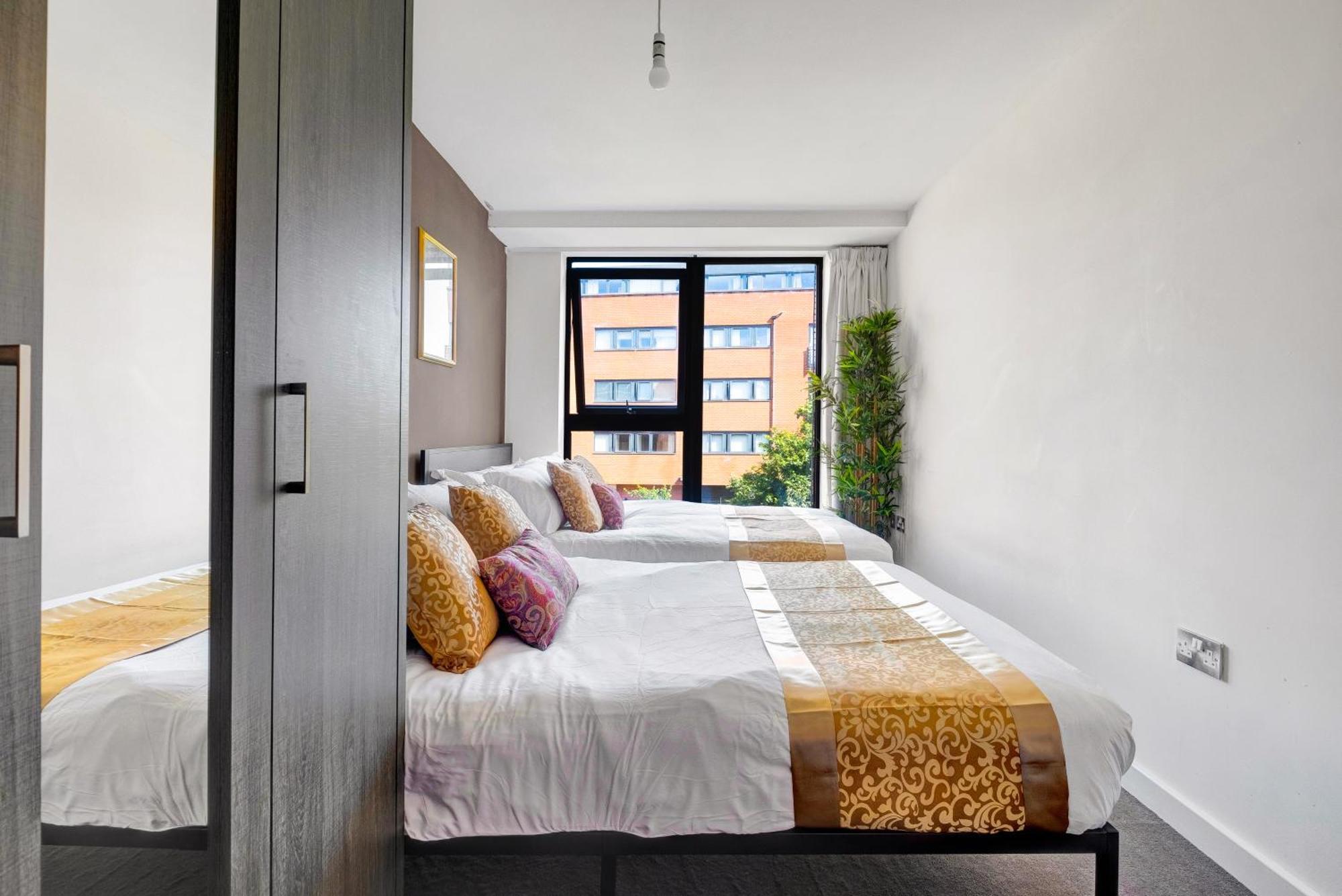 Thai 28 Nights With Pool Table And Freepark * Birmingham