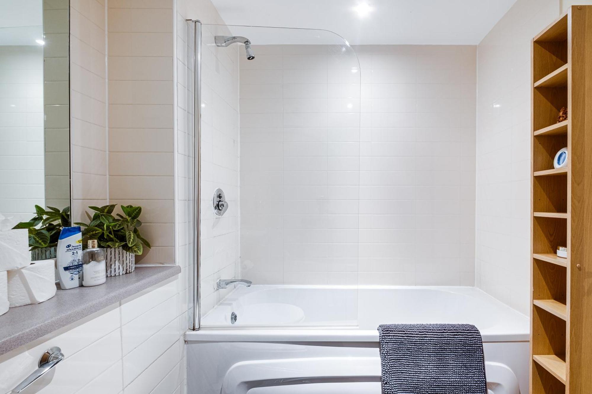 Apartment Thai 28 Nights With Pool Table And Freepark Birmingham